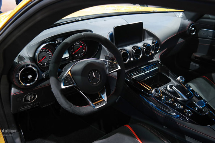 Thiết kế lái cũng mang đậm phong cách Mercedes-AMG.