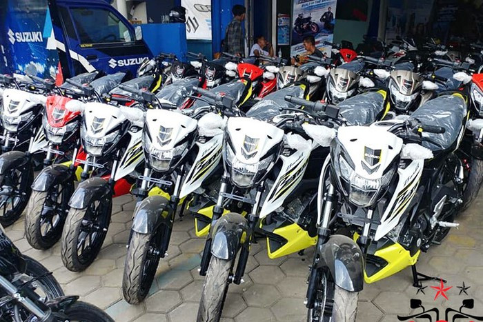 Được định vị thấp hơn đàn anh Suzuki GSX-S150 đang được phân phối chính hãng tại thị trường xe máy Việt Nam, mẫu GSX150 Bandit này sở hữu thiết kế naked-bike với thân xe gọn gàng hơn khá nhiều, tay lái cao, yên xe liền mảnh, giúp người điều khiển có tư thế ngồi thoải mái.