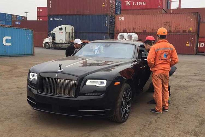 Chiếc Wraith Black Badge mới cập cảng Hải Phòng này nếu được đăng ký trong nước thì đây có thể là chiếc đầu tiên. Cũng không loại trừ trường hợp nó được nhập theo diện tạm nhập tái xuất để chuyển sang nước thứ 3 vì hiện tại các mẫu ôtô nhập khẩu về Việt Nam đang bị chững lại bởi Nghị định 116. Hiện mức giá của xe chưa được tiết lộ.