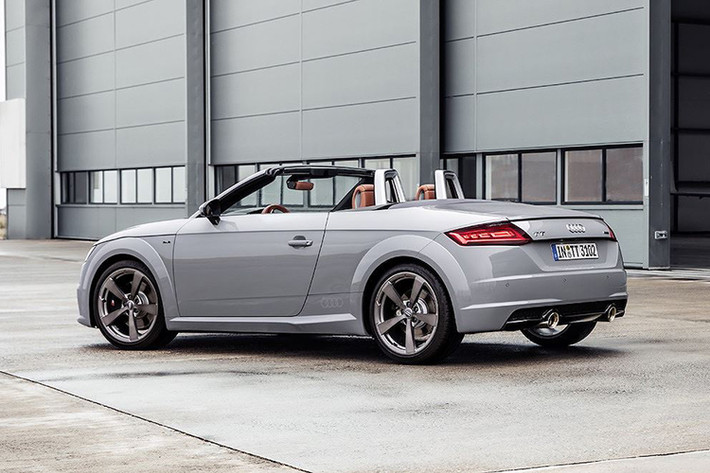 Dù được ra mắt chính thức vào năm 1998, tuy nhiên phải tới năm 1999 mẫu xe Audi TT phiên bản coupe mới chính thức được bán ra, nối tiếp là sự xuất hiện của phiên bản mui trần trong tháng 8 cùng năm. Chính vì vậy, 2019 chính là dịp kỷ niệm 20 năm TT có mặt trên thị trường.