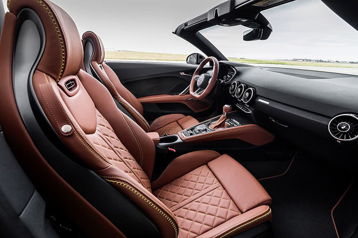 Ngoài những điểm mới được trng bị, phiên bản Audi TT 20th Anniversary Edition sẽ vẫn được trang bị động cơ xăng 4 xi-lanh tăng áp 2.0l mạnh 228 mã lực, đi kèm hộp số tự động ly hợp kép S Tronic 7 cấp.