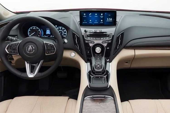 Nội thất xe cũng mang thiết kế mới, hiện đại hơn. Màn hình trung tâm dạng "nổi" đúng xu hướng, cùng tính năng điều khiển cảm ứng chạm. Đáng chú ý là cụm điều khiển trung tâm cũng dạng cảm ứng chạm, trong khi điều khiển chuyển số bằng các nút bấm không dùng cần số.