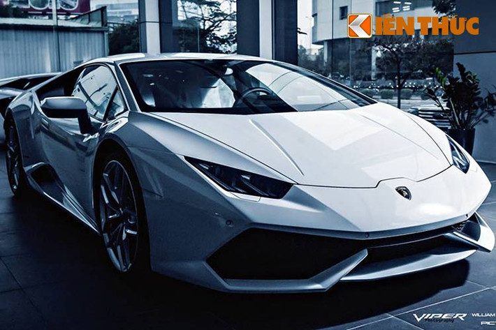 Nếu như cách đây một năm, ngày chiếc siêu xe Lamborghini Huracan đầu tiên về nước được ra mắt và niêm yết giá bán gần 16 tỷ đồng, sau đó được giảm giá đến gần 3 tỷ để đến tay khách hàng - thì hiện tại, mức đề xuất cho chiếc xe thứ 2 chỉ còn 14,2 tỷ đồng.