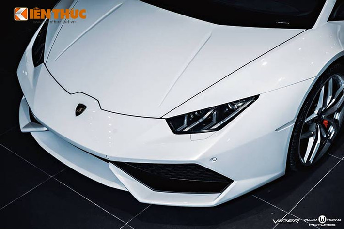 Chiếc Huracan chính hãng thứ 2 tại Việt Nam này sở hữu ngoại thất màu trắng, có một số trang bị khác với bản màu xám trước đó như la-zăng thiết kế 5 chấu kép kiểu chữ V, ngàm phanh chính hãng màu cam...