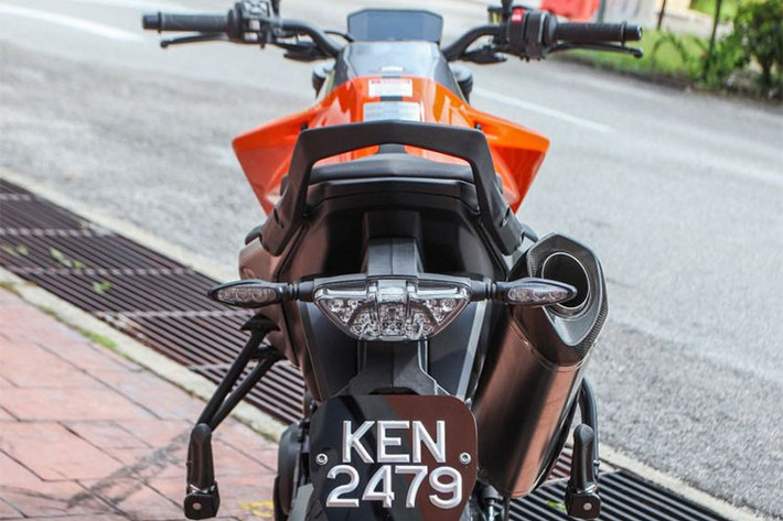 Một số chi tiết KTM 790 Duke phiên bản 2019 khá mạnh mẽ với những đường nét sắc bén tương tự như chiếc xe "đầu bảng" 1290 Super Duke R của hãng. Nhằm giúp tăng cường tính năng công thái học, The Scalpel có hệ thống thanh tay lái rộng 760 mm, làm bằng nhôm. Chiều cao yên ngồi xe khá hợp lý, chỉ khoảng 825 mm.