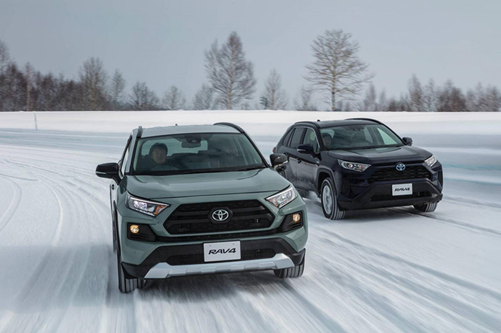 Toyota RAV4 2019 bản tiêu chuẩn tại Nhật Bản còn đi kèm hệ dẫn động cầu trước tiêu chuẩn và 4 bánh tùy chọn. Trong đó, hệ dẫn động Dynamic Torque Control 4WD có tính năng điều hướng mô-men xoắn. Tác dụng của tính năng này là phân bổ mô-men xoắn tới bánh trái và phải cũng như trước/sau. Bên cạnh đó, Dynamic Torque Control 4WD còn có cơ cấu ngắt cầu để chuyển sang dẫn động cầu trước khi không cần dùng đến hệ dẫn động 4 bánh.