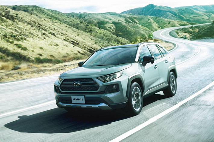 Sau khi ra mắt thị trường Bắc Mỹ và châu Âu, mẫu crossover cỡ C Toyota RAV4 thế hệ mới giờ đây lại được giới thiệu tại quê nhà Nhật Bản. So với phiên bản ở Mỹ và châu Âu, RAV4 2019 dành cho thị trường Nhật Bản sở hữu thiết kế không có gì khác biệt. Thay vào đó, Toyota RAV4 2019 tạo sự điểm nhấn riêng bằng động cơ bên dưới nắp capô.