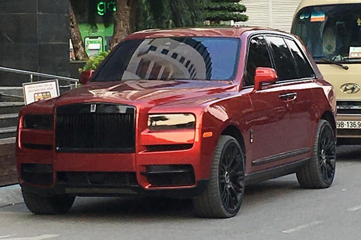Số lượng mẫu SUV siêu sang Rolls-Royce Cullinan tại Việt Nam đã gần đạt 10 chiếc, tất cả số xe này đều được nhập khẩu không chính hãng, thông qua các công ty tư nhân. Khá thú vị là chỉ có duy nhất một chiếc Rolls-Royce Cullinan màu đỏ và thuộc sở hữu của đại gia ở Hà Nội.