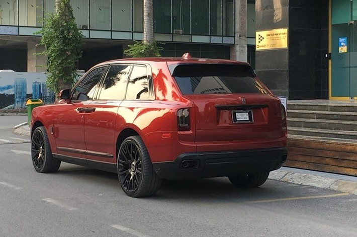Rolls-Royce Cullinan được trang bị động cơ V12, tăng áp kép, dung tích 6.75 lít, sản sinh công suất tối đa 563 mã lực và mô-men xoắn cực đại 850 Nm tại vòng tua máy 1.600 vòng/phút. Động cơ của Rolls-Royce Cullinan được trang bị hộp số tự động ZF 8 cấp, hệ dẫn động 4 bánh toàn thời gian và đánh lái 4 bánh hoàn toàn mới.