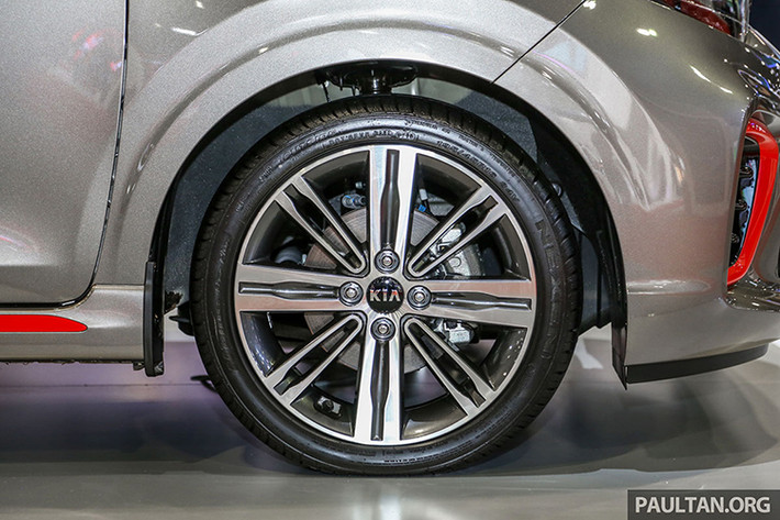 Xe được trang bị bộ vành hợp kim 16 inch với thiết kế 8 chấu, được sơn phối 2 tông màu hoàn thành ngoại hình của Kia Picanto GT-Line 2019. Ngoài ra việc trang bị cửa sổ trời cũng mang đến cảm giác cao cấp hơn cho xe.