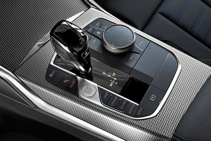 Các trang bị trên xe bao gồm ga tự động thích ứng hoạt động ở tốc độ lên tới 210 km/h, hệ thống hỗ trợ giữ làn đường Lane Keep Assist, hệ thống hỗ trợ kẹt xe Traffic Jam Assist, hệ thống hỗ trợ đỗ xe Parking Assist cho khả năng đỗ xe song song hoặc vuông góc, hệ thống hỗ trợ dừng xe khẩn cấp Emergency Stop Assist giúp xe dừng lại khi có sự cố xảy ra.