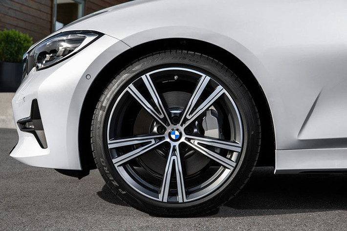 Ở thế hệ 3-Series hoàn toàn mới, BMW áp dụng nền tảng khung gầm CLAR mới (Cluster Architecture) thiên hướng cầu sau hơn (RWD), chính vì thế sẽ có kích thước lớn hơn một chút so với “đàn anh” 3-Series (F30), nhờ đó xe chiều dài cơ sở dài hơn tạo ra nhiều khoảng trống cho ghế ngồi ở phía sau vốn hay bị phàn nàn từ người dùng.