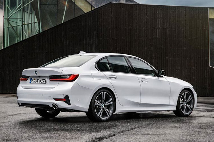 Chiều cao xe không chỉ được nâng lên, khối lượng của 3 Series cũng nhẹ hơn 55 kg. Xe có chiều dài 4.709 mm, chiều rộng 1.827 mm, và chiều cao 1.442 mm, những thông số này lớn hơn so với người tiền nhiệm. Xe sở hữu ngôn ngữ thiết kế “Precision and Poetry” hoàn toàn mới của BMW.