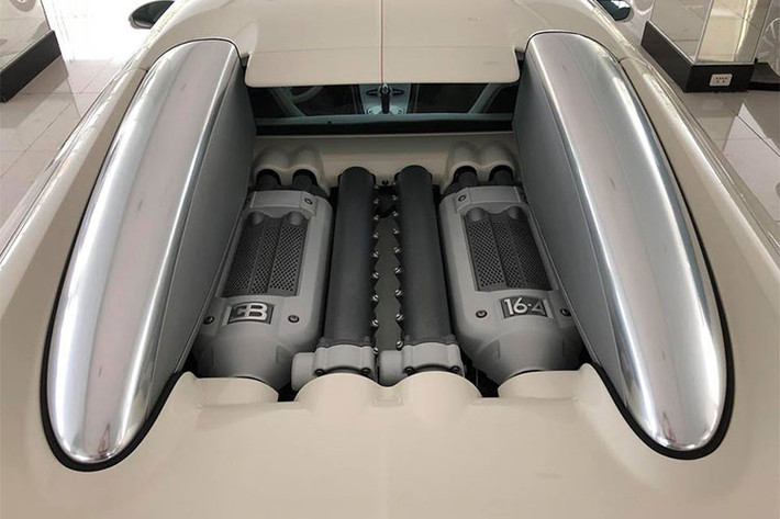 Siêu xe Bugatti Veyron được trang bị khối động cơ 16 xy-lanh xếp hình chữ W, dung tích 8 lít, 64 van, 4 trục cam, 4 bộ tăng áp, sản sinh công suất tối đa 1.001 mã lực và mô-men xoắn cực đại 1.250 Nm. Xe chỉ mất 2,5 giây để tăng tốc lên 100 km/h từ vị trí xuất phát trước khi đạt vận tốc tối đa 407 km/h.