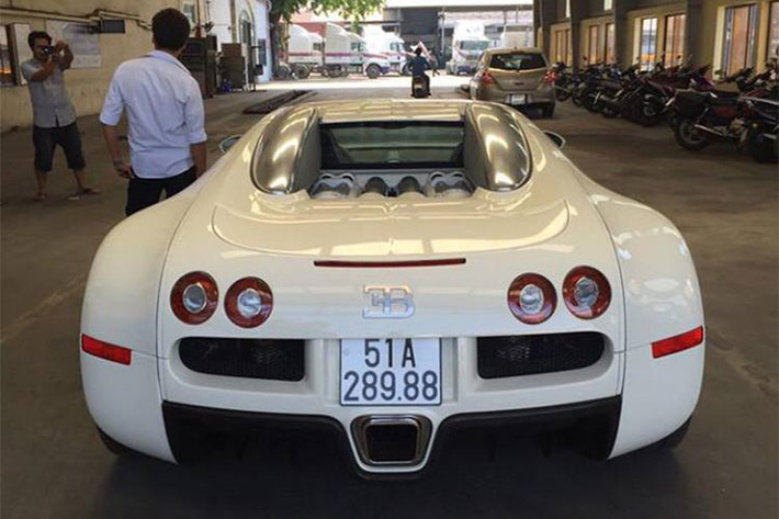 Được biết, trước khi có ý định tậu chiếc Bugatti Veyron này, ông chủ của tập đoàn Trung Nguyên đã bán bớt đi 2 chiếc siêu xe là Audi R8 V10 Plus, McLaren 650S Spider cũng như cặp đôi xe siêu sang Rolls-Royce Wraith và Ghost. Đây lần đầu tiên doanh nhân Tây Nguyên chịu bán bớt đi số siêu xe và xe siêu sang mình sở hữu.