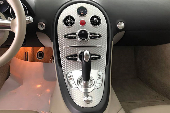 Chiếc Bugatti Veyron độc nhất Việt Nam này cũng chính là siêu xe có số lần lăn bánh trên đường ít nhất tại Việt Nam. Đa phần xe nằm im dưới garage của Minh Nhựa trong 4 năm sở hữu trước khi bán lại cho công ty nhập khẩu tư nhân quận 5 vào tháng 9/2016.