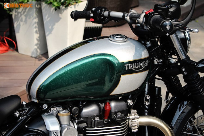 Cũng giống như Bonneville T120 thế hệ mới, Bonneville Bobber thừa hưởng những công nghệ mới nhất, vừa xuất hiện trên series xe hoài cổ của Triumph như bướm ga điện tử, hệ thống lái 2 chế độ, hệ thống điều khiển lực kéo và ly hợp chống trượt bánh khi dồn số gấp (slipper clutch), phanh ABS cho cả 2 bánh.