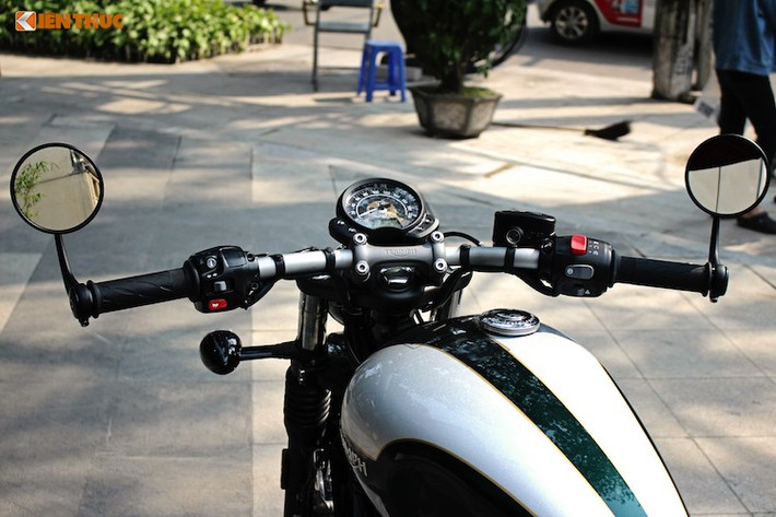 Là một mẫu "xe chơi" chính vì vậy không giống như những chiếc cruiser khác, Bonneville Bobber sở hữu tay lái rộng ngang tới 800 mm đầy phong cách, và thấp hơn so với Bonneville T120. 2 gương chiếu hậu của xe được tích hợp vào gù tay lái. Xe chỉ có duy nhất một đồng hồ báo công-tơ-mét, kèm theo một màn hình LCD đơn sắc nhỏ ở phía trong.