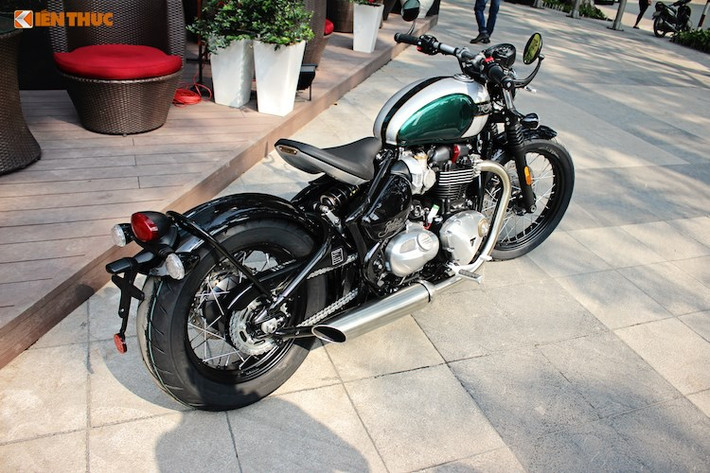 So với các dòng cruiser từ những hãng đối thủ, Bonneville Bobber trông thanh lịch và gọn gàng hơn nhiều. Xe có chiều dài cơ sở 1510 mm, rộng 800 mm và cao 1025 mm. Tuy nhiên với trọng lượng 228 kg, chiếc xe vẫn tương đối nặng. Dung tích bình xăng của Bonneville Bobber là 9,1 lít.
