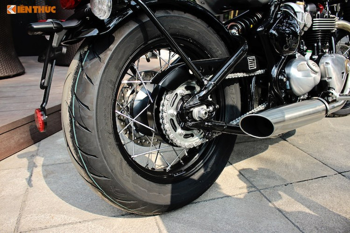 Trong khi bánh trước có đường kính vành tăng 1 inch so với Bonneville T120 thì ở phía sau, Bonneville Bobber lại giảm 1 inch, chỉ còn 15 inch để tạo dáng bobber. Lốp sau dùng bản 150/80/16 và cả 2 lốp xe đều là loại Avon Cobra cao cấp. Ống xả của Bonneville Bobber cũng khác hoàn toàn so với Bonnevile khi nhẹ hơn, ngắn hơn và được cắt vát đuôi.