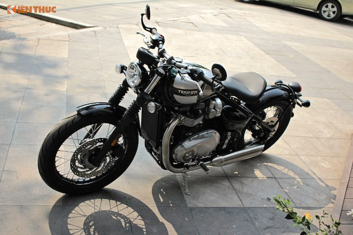 Được biết bộ đôi môtô Triumph Bonneville Bobber 2017 mà Cường Đô la vừa tậu hiện đang gây sốt giới biker Việt. Theo nhiều nguồn tin, những chiếc Triumph Bonneville Bobber 2017 có giá bán khoảng 580 triệu đồng tại Việt Nam, như vậy doanh nhân 8X đã chi 1,16 tỷ đồng để có sự phục vụ của 2 mẫu môtô mang kiểu dáng bobber truyền thống.