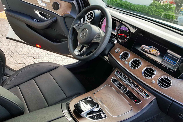 Không gian nội thất của Mercedes-Benz E200 bản nâng cấp có sự khác biệt rõ rệt với màn hình giải trí 12,3 inch, tạo nên sự liền lạc từ cụm đồng hồ cho tới màn hình tương tự các phiên bản cao hơn như E250 hay E300 AMG cũng như so với trước đây chỉ là màn hình 8,4 inch.