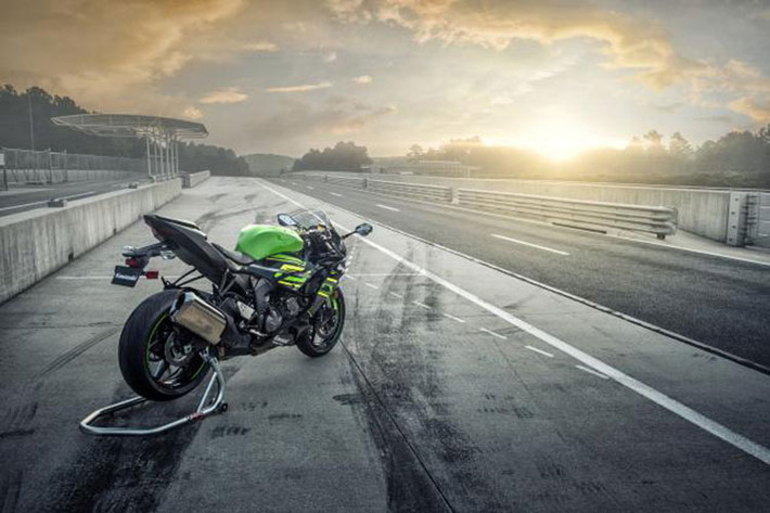 Mới đây, hãng xe máy đình đám tại Nhật Bản vừa có một vài hé lộ về mẫu xe Kawasaki ZX-6R phiên bản 2019 với tham vọng đưa chiếc xe 600cc của mình lên một tầm cao mới để có thể làm hài lòng cả những tay đua tầm trung hay những người sử dụng xe với mục đích thông thường.
