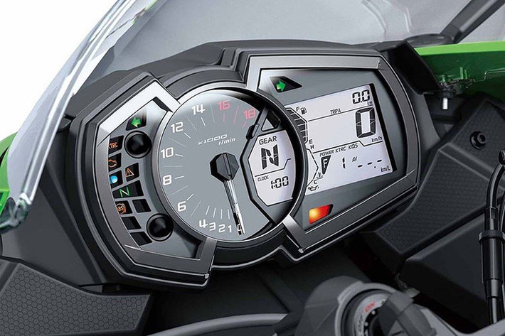 Ngay cả bảng đồng hồ của xe cũng được thiết kế gần như y hệt "đàn em" Ninja 400, chỉ khác màu giao diện và có thêm khu vực hiển thị chế độ lái. ZX-6R 2019 có trọng lượng ướt 196kg và sở hữu chiều cao yên 830mm.