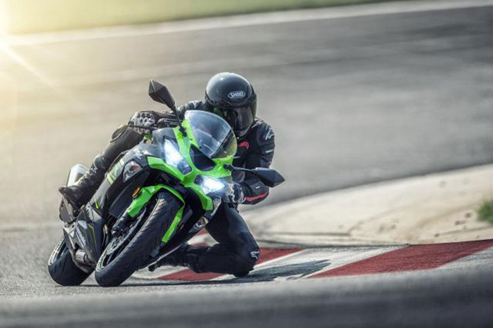 ZX-6R 2019 sẽ vẫn sử dụng cỗ máy 4 xy lanh 636 phân khối được ưa thích của Kawasaki, công suất tối đa 136PS, mô-men xoắn 70,8Nm và đạt tiêu chuẩn khí thải Euro 4. Ngoài ra, xe cũng sẽ được tich hợp bộ sang số nhanh Quick-Shifter, Slipper Clutch và bình điện 12V cỡ lớn cho khả năng lắp đặt thêm các thiết bị điện hỗ trợ khác.