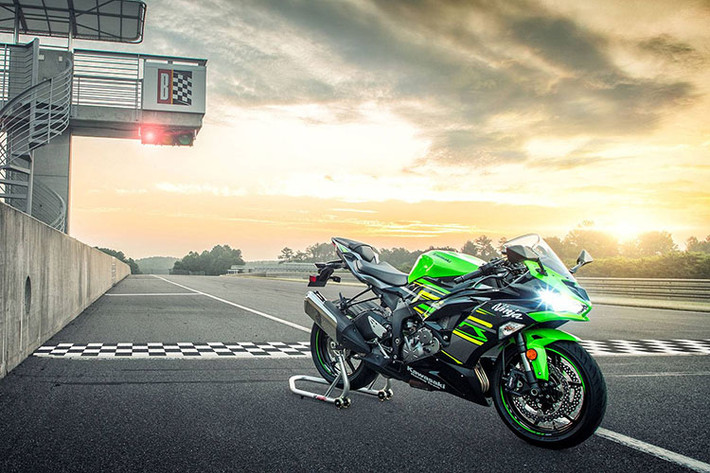 Mẫu xe môtô Kawasaki ZX-6R là một trong những chiếc sportbike tầm trung được Kawasaki tạo ra nhằm cạnh tranh trong dòng xe 600cc, dòng xe được các hãng gọi là bản sao của những chiếc siêu xe trường đua. Ví dụ như Honda CBR600 và Yamaha YZF-R6 là các đối thủ đáng gờm của chiếc xe này.