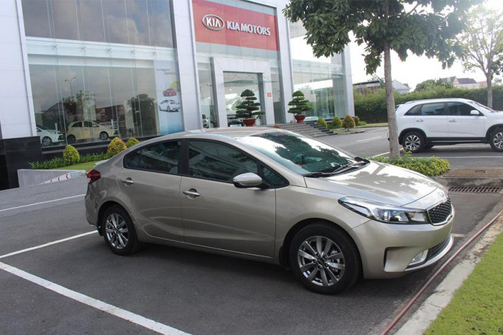 Với giá niêm yết 499 triệu đồng, Kia Cerato 1.6 SMT chính thức là mẫu xe có giá thấp nhất phân khúc sedan hạng C và thấp hơn 32 triệu đồng so với bản MT thông thường. Theo nhân viên kinh doanh Kia Việt Nam, xe đang được bán ra thị trường hướng đến các khách hàng thực dụng.