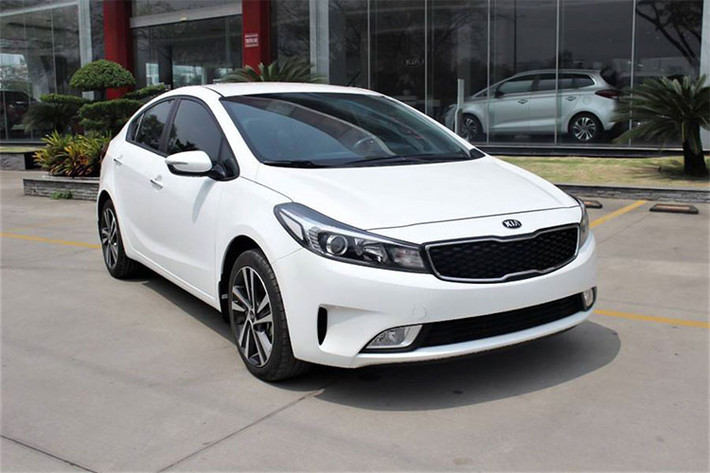 Theo đó, một số đại lý bán xe Kia chính hãng tại Việt Nam đang chào bán mẫu xe sedan Kia Cerato phiên bản mới với giá thấp hơn trước đây. Phiên bản này được trang bị số sàn, được gọi là Kia Cerato 1.6 SMT. Xe sẽ được bán song song với bản MT hiện tại đang bán ra trên thị trường thời gian qua.