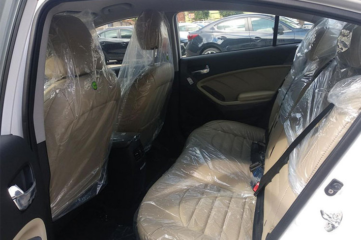Trang bị an toàn cho Kia Cerato 1.6 SMT mới gồm hỗ trợ phanh (ABS, EBD), kiểm soát hành trình chủ động và 2 túi khí. Hệ thống hỗ trợ phanh khẩn cấp (BA), cân bằng điện tử và ổn định thân xe hiện chỉ có trên bản cao cấp nhất.