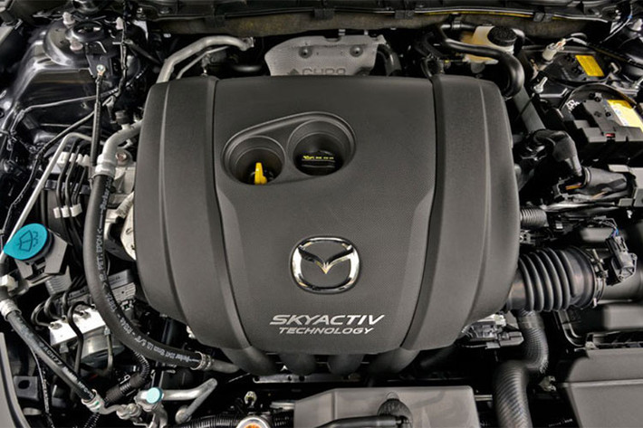 Thứ hai là động cơ diesel 4 xi-lanh, dung tích 2,2 lít mới, sản sinh công suất tối đa 190 mã lực và mô-men xoắn cực đại 450 Nm. So với động cơ cũ, máy dầu mới này mạnh hơn 15 mã lực, mô-men xoắn giảm 70 Nm.