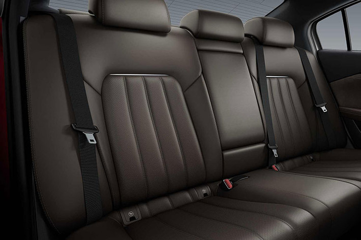 Nằm bên dưới nắp capô của Mazda6 2018 tại thị trường Nhật Bản là 3 loại động cơ khác nhau. Đầu tiên là động cơ xăng Skyactiv-G 4 xi-lanh, DOHC, dung tích 2.0 lít, sản sinh công suất tối đa 165 mã lực. Sức mạnh được truyền tới cầu trước thông qua hộp số tự động 6 cấp.