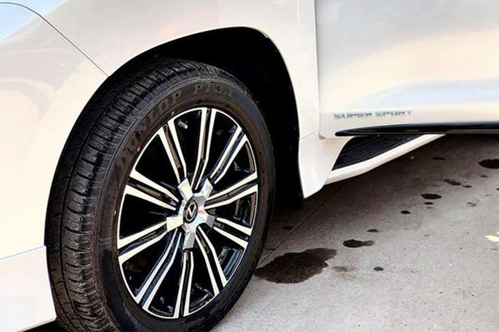 Trên mẫu xe SUV hạng sang Lexus cỡ lớn này, nó được bộ phận TRD trang bị vỏ gương màu đen cùng bộ vành hợp kim đa chấu cỡ lớn lòng đen mặt ánh kim nổi bật trên thân xe gây ấn tượng và thể thao cho mẫu xe nhà Lexus.