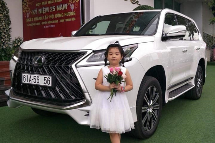 Dù có mang biển số cặp 56 đẹp, nhưng chiếc Lexus LX570 phiên bản Super Sport 2018 này vẫn có các trang bị giống với 2 chiếc Lexus LX570 Super Sport còn lại ở Bình Dương. Ngoại thất xe có lưới tản nhiệt thiết kế lại và sơn đen bóng tạo sự khác biệt so với bản tiêu chuẩn.
