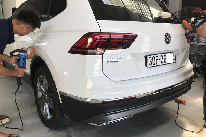 Volkswagen Tiguan Allspace 7 chỗ được trang bị nhiều công nghệ tiên tiến theo tiêu chuẩn xe Đức gồm: Động cơ 2.0L 4 xi lanh tăng áp TSI sản sinh công suất 180 mã lực tại 3,940 – 6,000 vòng/phút cùng mô men xoắn đạt 320Nm/1.500 – 3.940 vòng/phút. Tiêu thụ trung bình 7.8 lít xăng/100km ở điều kiện tiêu chuẩn. Hộp số tự động DSG ly hợp kép 7 cấp.