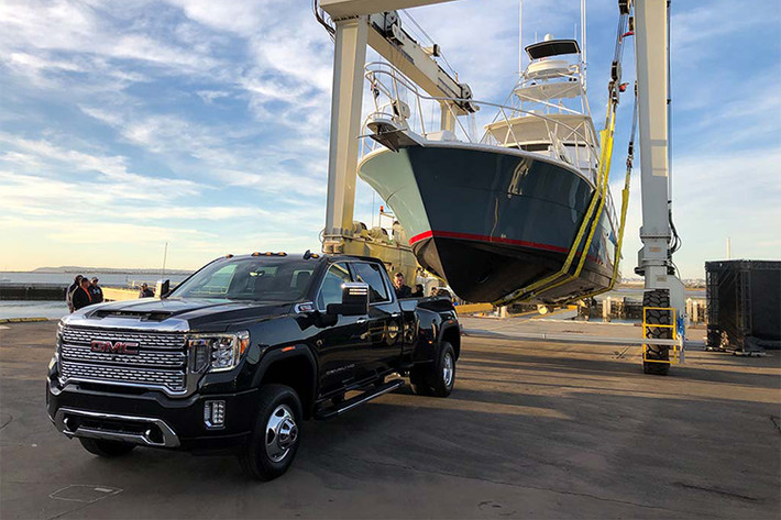 GMC Sierra HD 2020 mới có thiết kế đẹp hơn nhiều model cũ. Lưới tản nhiệt cỡ lớn, đèn pha đặc trưng của GMC, đèn LED sương mù, hệ thống đèn trên nóc xe (cho cả phiên bản HD và Sierra HD Denali). Sierra HD 2020 cũng có chiều dài và chiều cao lớn hơn model cũ.