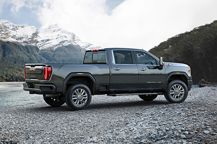 Phục vụ riêng cho phần rơmoóc, Sierra Heavy Duty 2020 được trang bị công nghệ phanh đỗ xe điện tử tự động, trợ giúp đỗ xe, kiểm soát phanh rơmoóc tích hợp, trợ giúp khởi hành ngang dốc, kiểm soát đổ dốc, kiểm soát độ lắc rơmoóc, phanh tự động, phanh xả diesel, và chế độ Tời/Kéo.