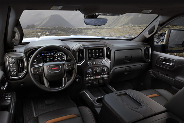 GMC cũng tiến hành nâng cấp Sierra AT4 HD 2020. Bản AT4 tập trung nhiều hơn cho khả năng off-road. Ngoại thất xe bổ sung nhiều chi tiết trang trí chrome đen bóng, cản trước và sau được làm riêng. Nội thất sử dụng tông màu đen, chất liệu nhôm trang trí, ghế da, tựa đầu thêu nhãn AT4.