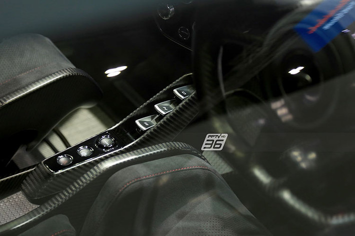 Hãng siêu xe McLaren của Anh quốc xây dựng mẫu Senna nhằm tưởng nhớ đến tay đua huyền thoại Ayrton Senna nên chiếc xe mang trên mình rất nhiều ADN từ bộ môn đua xe F1.
