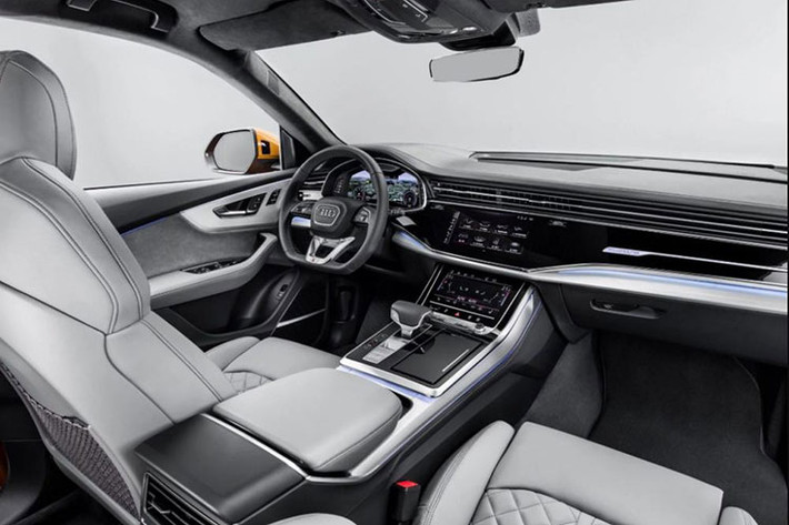 Tương tự ngoại thất, nội thất của Audi Q8 2019 cũng mang đậm nét thiết kế thể thao, kết hợp với sự sang trọng và công nghệ cao. Theo chân những người anh em như A6 và A8 thế hệ mới, Audi Q8 2019 được trang bị vô lăng đáy phẳng, chất liệu da và Alcantara cũng như những chi tiết trang trí bằng kim loại xuất hiện khắp nơi.