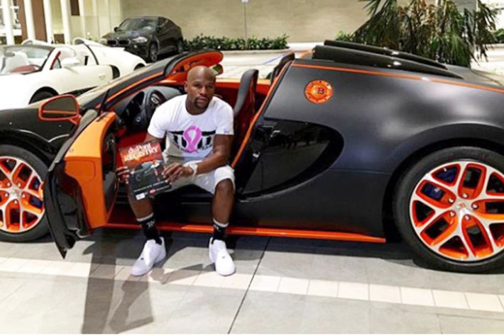 Sau chiếc Koenigsegg CCXR Trevita tìm thấy chủ nhân mới, "ông hoàng tốc độ" siêu xe Bugatti Veyron Grand Sport Vitesse của tay đấm Floyd Mayweather cũng đã "chốt giá" sau cuộc đấu giá do Mecum tổ chức vừa qua. Chủ nhân mới của chiếc Bugatti Veyron Grand Sport Vitesse đã chi số tiền 2.35 triệu USD (tương đương 53.38 tỷ đồng) để sở hữu.