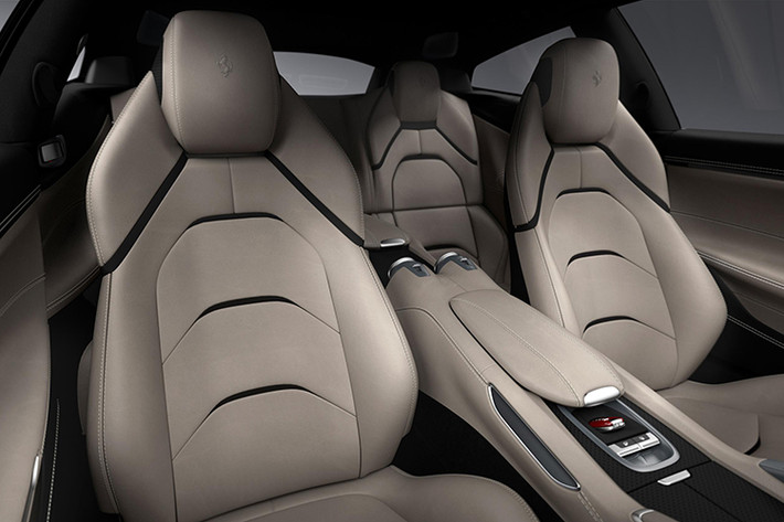 Cabin của GTC4 Lusso cũng có thể giúp chiếc xe được liệt vào "hàng ngũ" xe siêu sang với chất lượng hoàn thiện và vật liệu đỉnh cao. Số 4 trong tên gọi của xe chỉ ra rằng GTC4 Lusso có khả năng ngồi được tối đa 4 người.