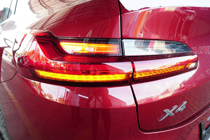 Bên cạnh đó, điểm thu hút trên thiết kế ngoại thất của BMW X4 thế hệ mới chính là hệ thống đèn pha LED thích ứng Adaptive cao cấp cùng hệ thống đèn hậu Full-LED tạo hình chữ L. Phiên bản xDrive20i kèm gói phụ kiện xLine, thể hiện rõ ràng qua thiết kế la-zăng hợp kim 5 chấu kép kích thước 19 inch hai tông màu cùng cản sau thể thao.