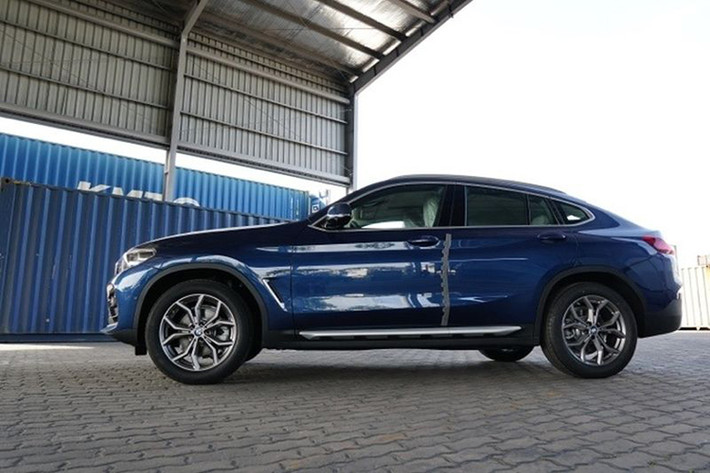 Hiện tại, các showroom của BMW Việt Nam đã bắt đầu nhận cọc X4 thế hệ mới và báo giá 2,959 tỷ đồng với khách. Đây cũng là một mức giá khá cạnh tranh bởi Mercedes-Benz GLC 300 4Matic Coupe - đối thủ của BMW X4 - hiện đang được bán với giá 2,949 tỷ đồng.