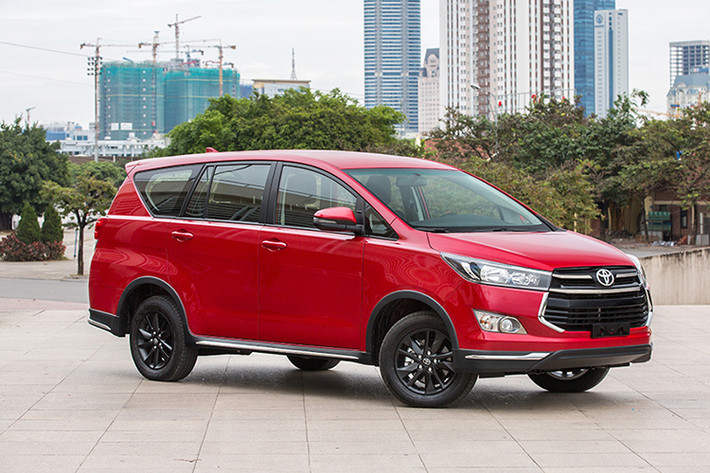 Cả 3 phiên bản Toyota Innova tại Việt Nam chia sẻ chung động cơ xăng 2.0L cho 102 mã lực/183 Nm đi kèm hộp số sàn 5 cấp hoặc tự động 6 cấp. Trang bị an toàn tương đối đầy đủ chỉ ít túi khí hơn bản cao cấp nhất 971 triệu đồng gồm: phanh ABS/BA/EBD, ổn định thân xe, hỗ trợ khởi hành ngang dốc, cảm biến lùi, đèn báo phanh khẩn cấp.