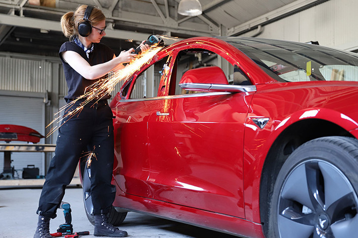 Đây là một chiếc xe bán tải chạy điện thực thụ của Tesla ra đời, dựa trên mẫu xe Tesla Model 3 mới. Mẫu bán tải Tesla Model 3 đặc biệt này có tên là Truckla được cô Simone Giertz - một nhà sáng chế, dẫn chương trình truyền hình và YouTuber chuyên nghiệp người Thụy Điển nói: “Tôi đã lên kế hoạch xây dựng trong hơn một năm và quyết định chọn Model 3 vì nó có khung thép giúp dễ dàng làm việc hơn".