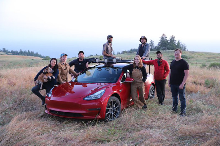 Trong ảnh là Simone Giertz cùng những cộng sự của mình bên sản phẩm là chiếc xe bán tải Tesla chạy điện đầu tiên trên thế giới.